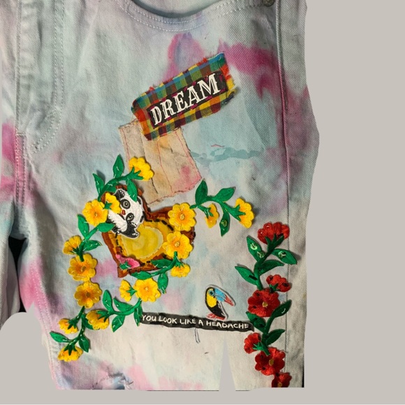 IT AIN’T BEIGE- Distressed and dyed cut-off shorts with patches - Picture 6 of 10